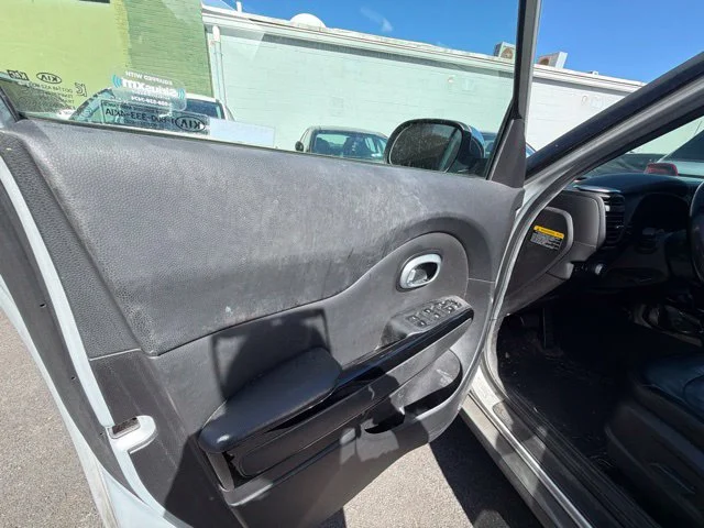 Used 2015 Silver Kia Exclaim image 11