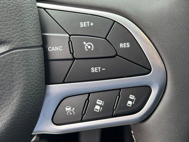 New 2027 Diamond Black Crystal Pearl-Coat Exterior Paint Chrysler Select image 17