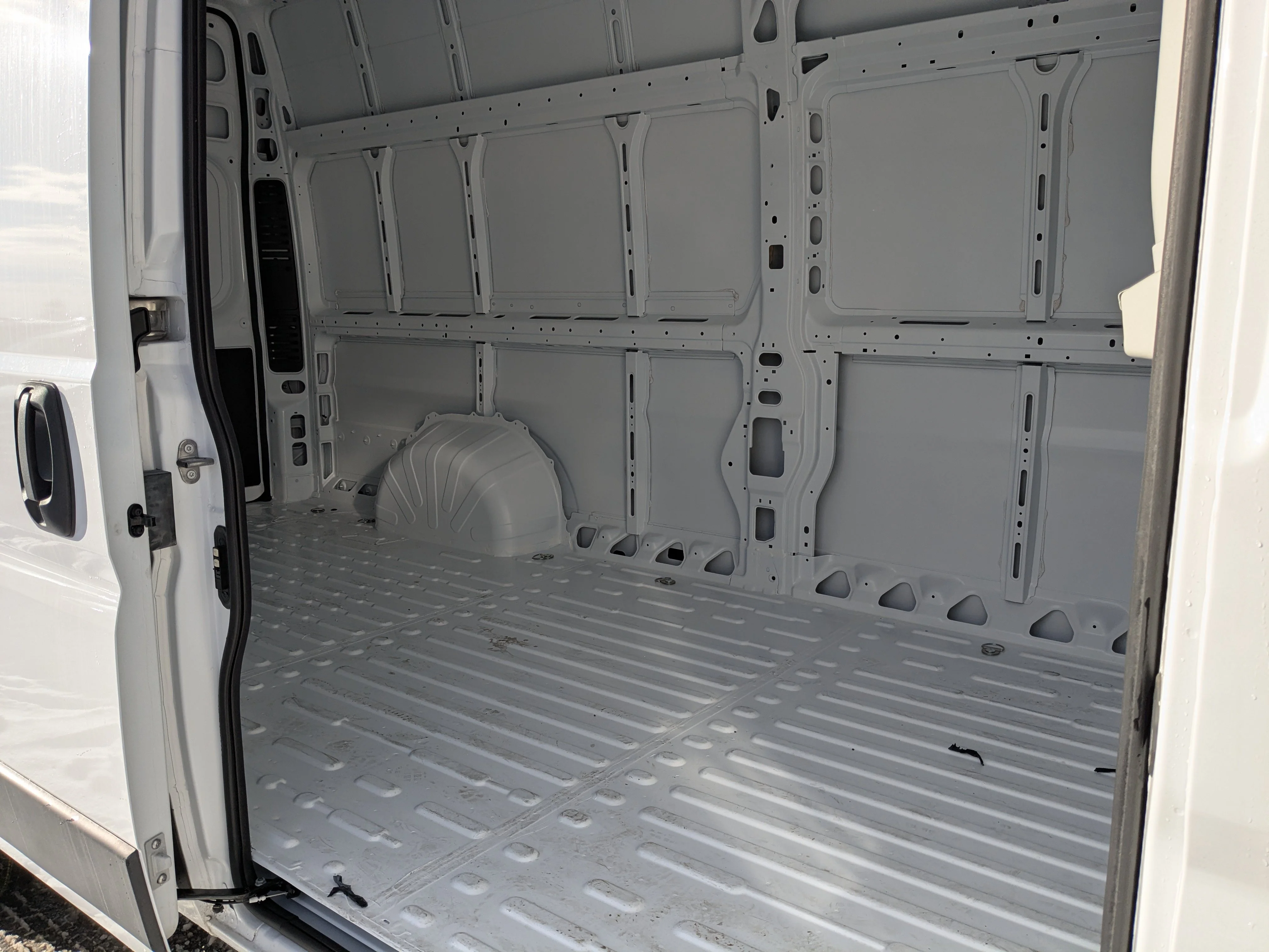 New 2026 Bright White Ram Tradesman * - Super High Roof - Cargo Partition - Adaptive Cruise - Remote Start & More! image 24