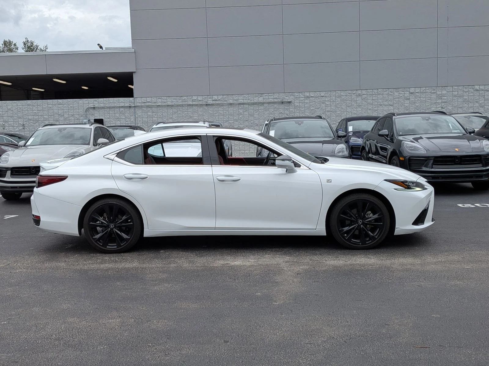 Used 2024 Ultra White Lexus ES 300h F SPORT Handling image 7
