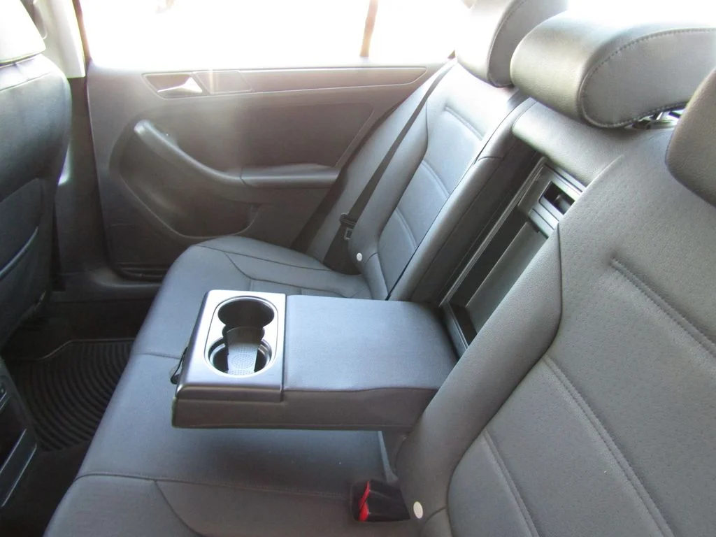 Used 2011  Volkswagen 2.5L SE image 21