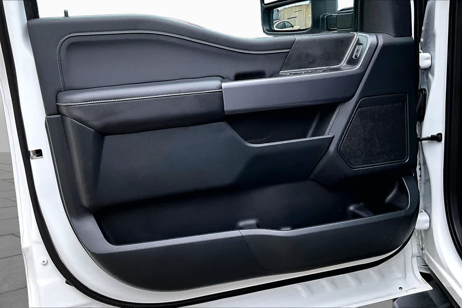 Used 2025 Oxford White Clearcoat Ford XLT image 28