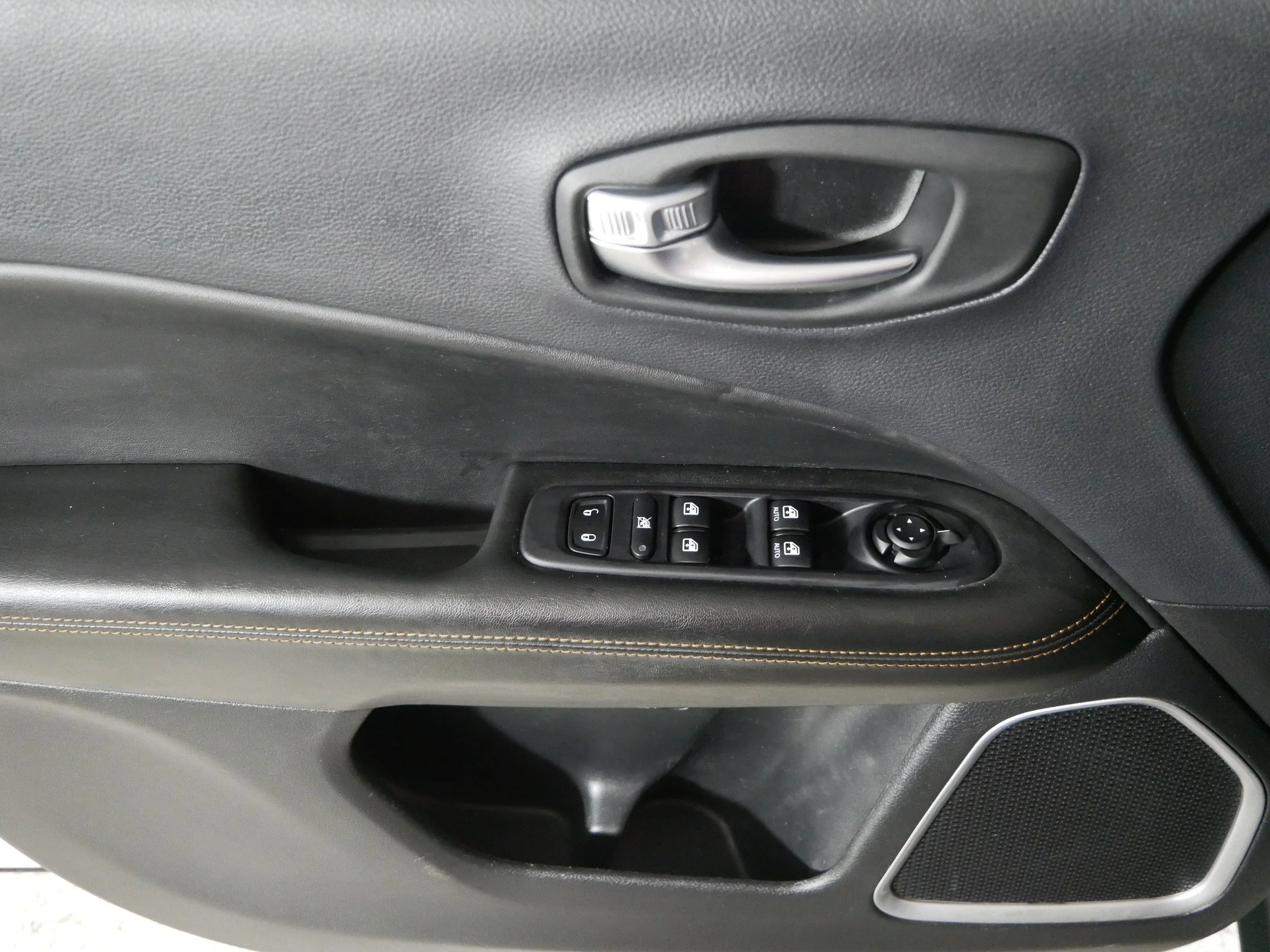 Used 2018 Pearl White Tri-Coat Jeep Limited image 19