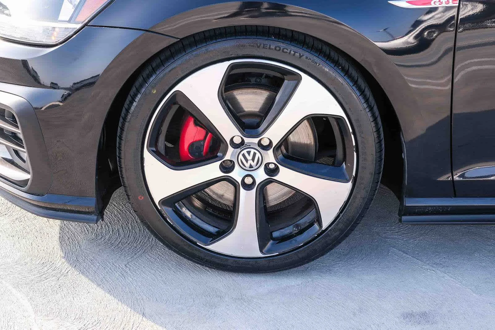 Used 2018 Deep Black Pearl Metallic Volkswagen S image 9