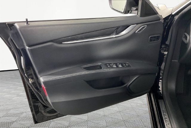 Used 2017  Maserati Base image 17