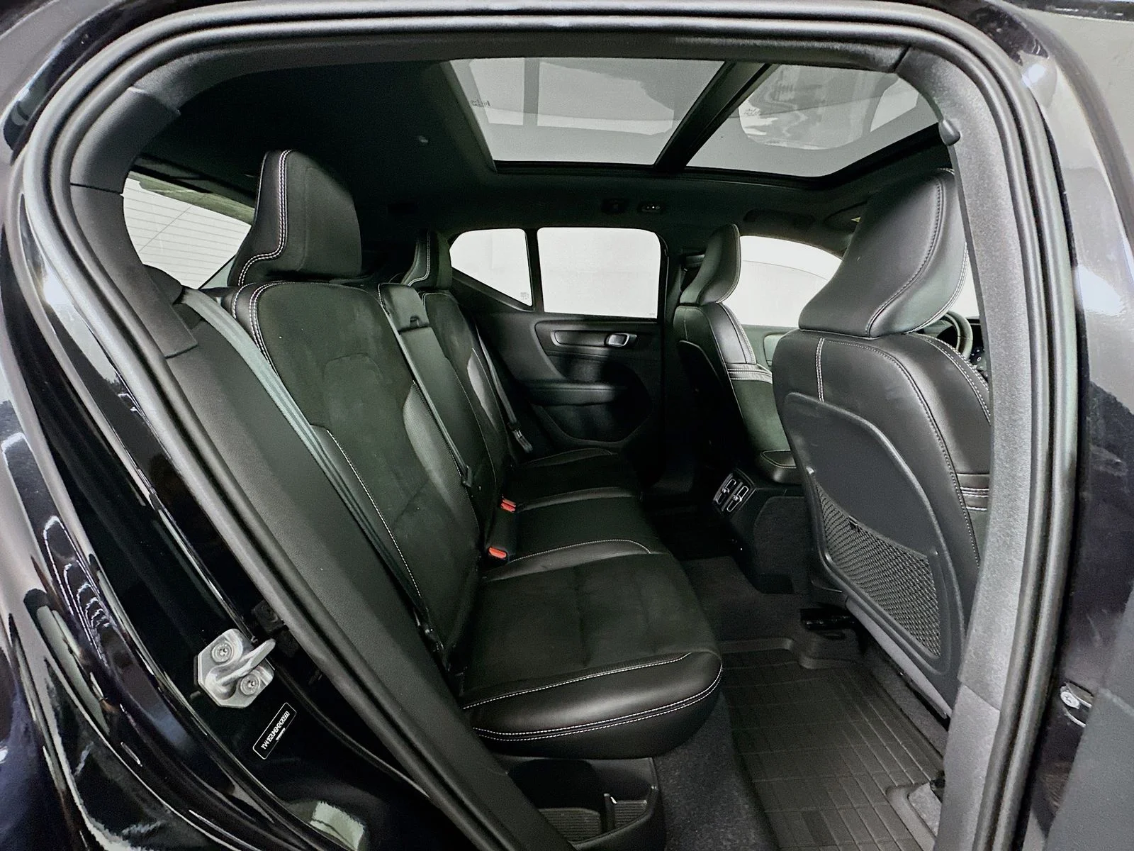 Used 2021 Black Volvo R-Design image 28
