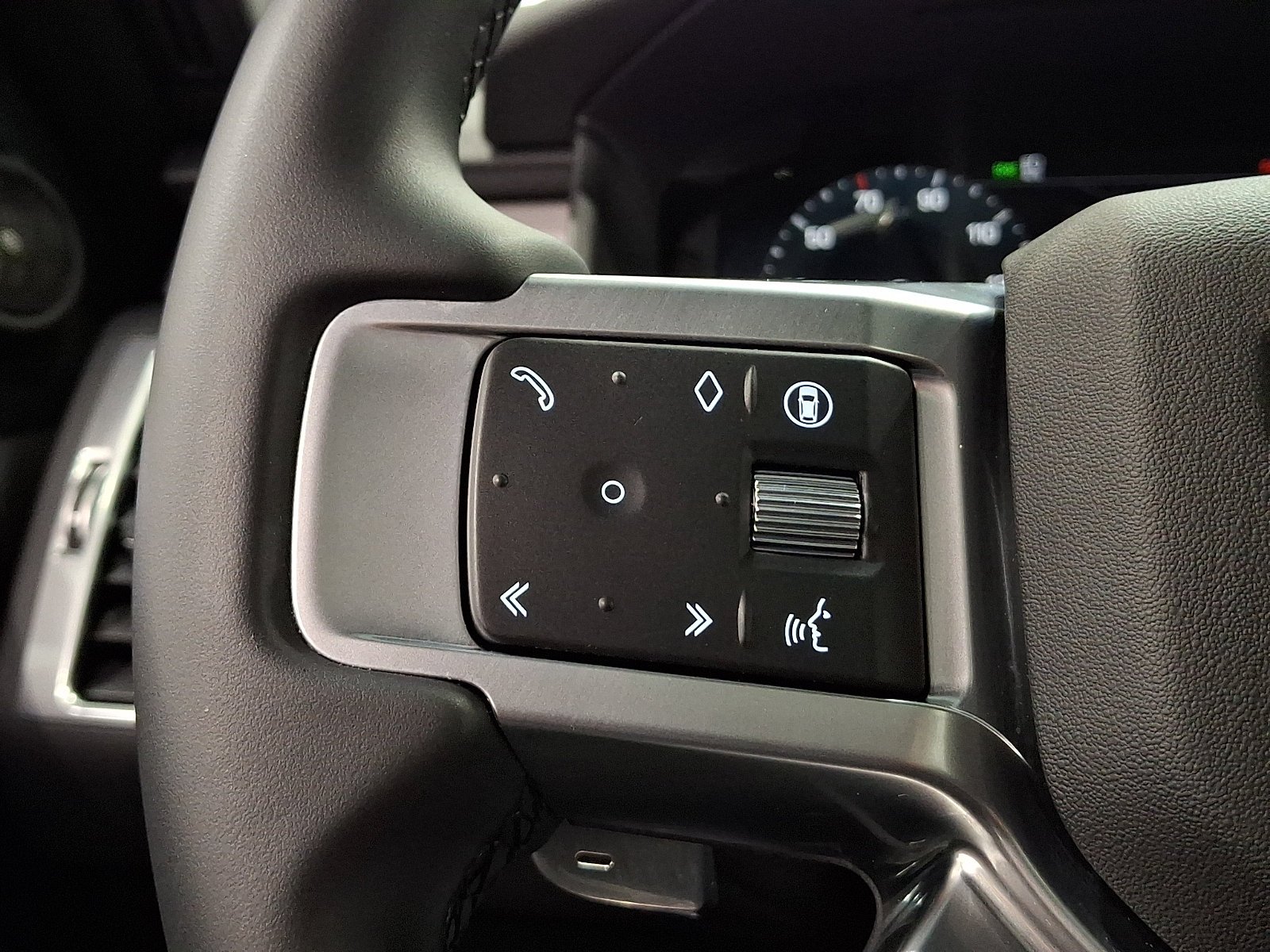 Certified Used 2025 Fuji White Land Rover  image 22