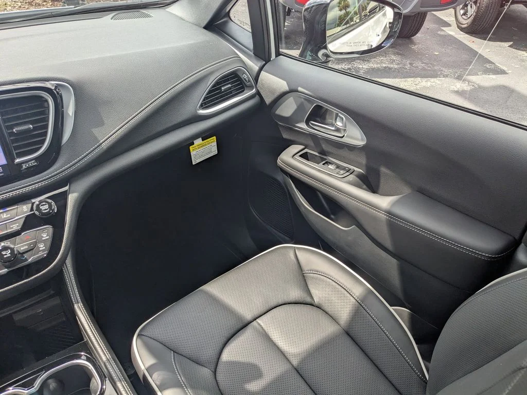 2026 Chrysler Pacifica Limited - Photo 17