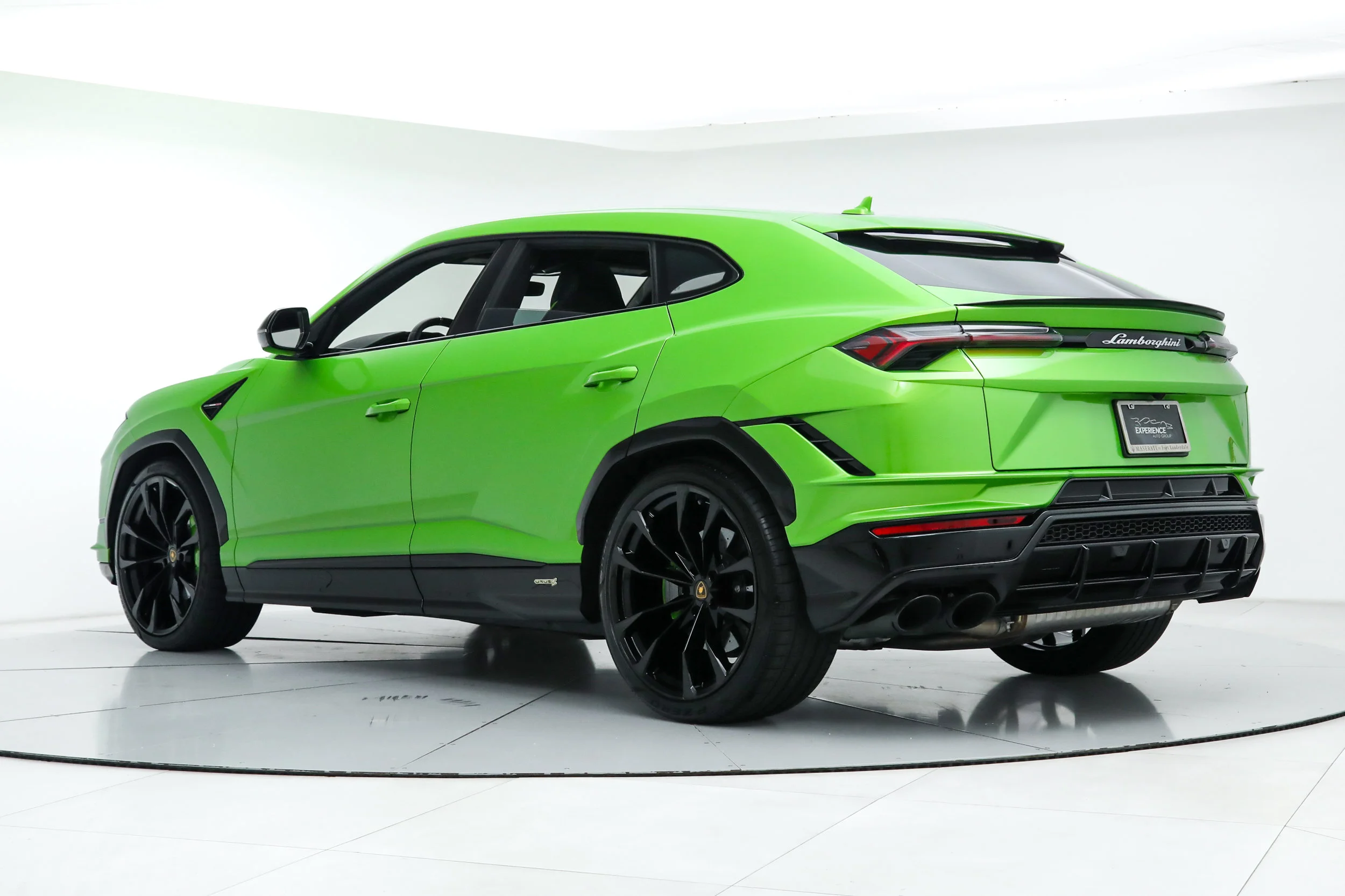 Used 2024 Green Lamborghini S image 3