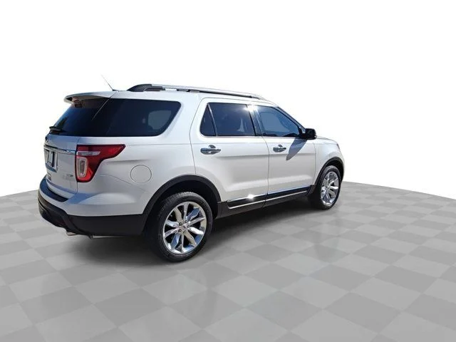 Used 2015 White Platinum Clearcoat Metallic Ford XLT image 8