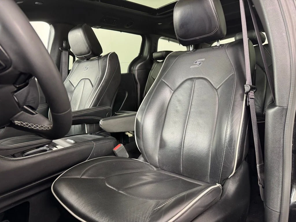 Used 2025 Black Chrysler Limited image 16