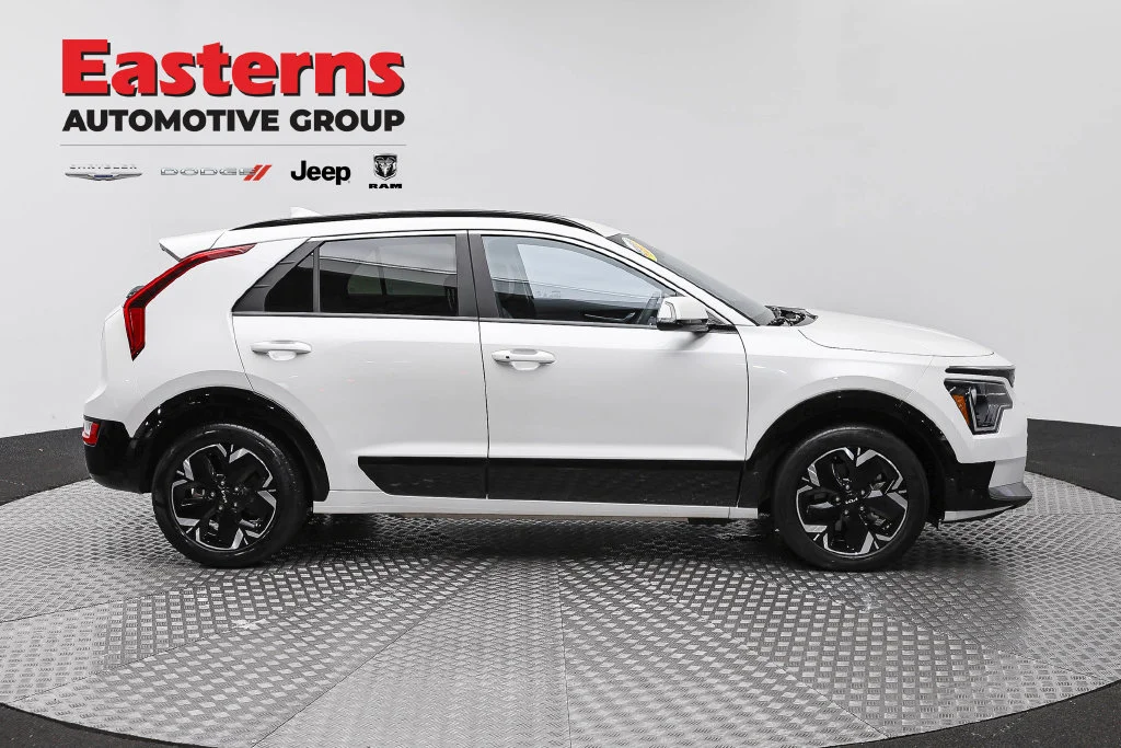 Used 2023 White Kia Wind image 4