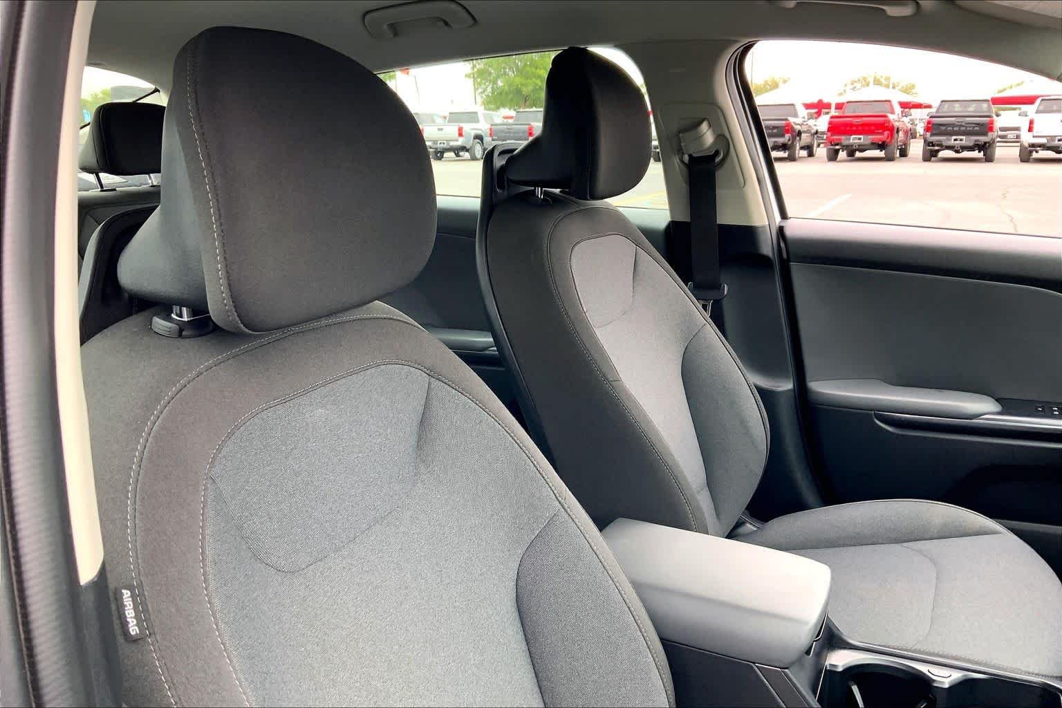 Used 2025 Snow White Pearl Kia LXS image 9