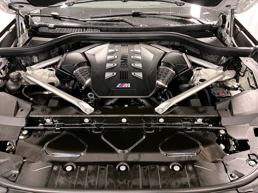 Used 2025 White BMW M60i image 29