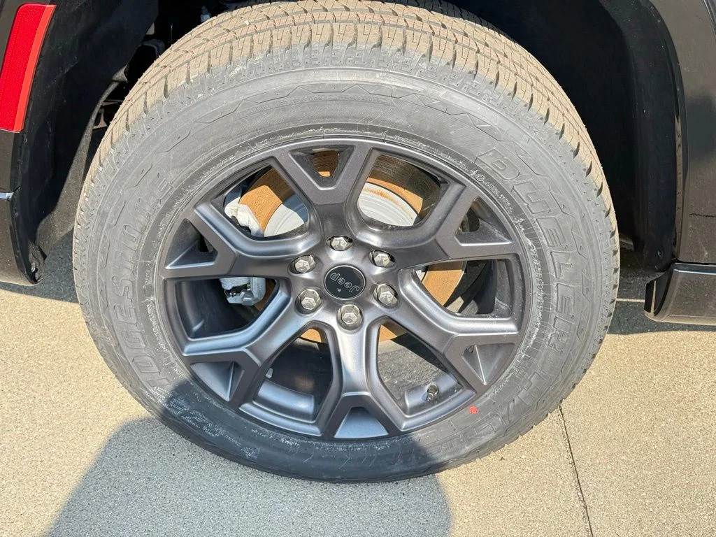 New 2026 Baltic-Gray Metallic Clear-Coat Exterior Paint Jeep Limited Altitude image 13