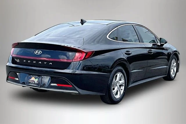 Used 2022 Black Hyundai SE image 5