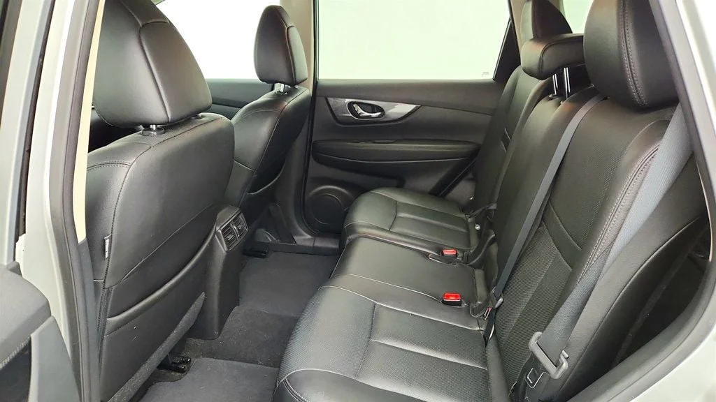 Used 2016 Brilliant Silver Nissan AWD 4dr SL w/ Premium Package & Panoramic Moonroof image 21