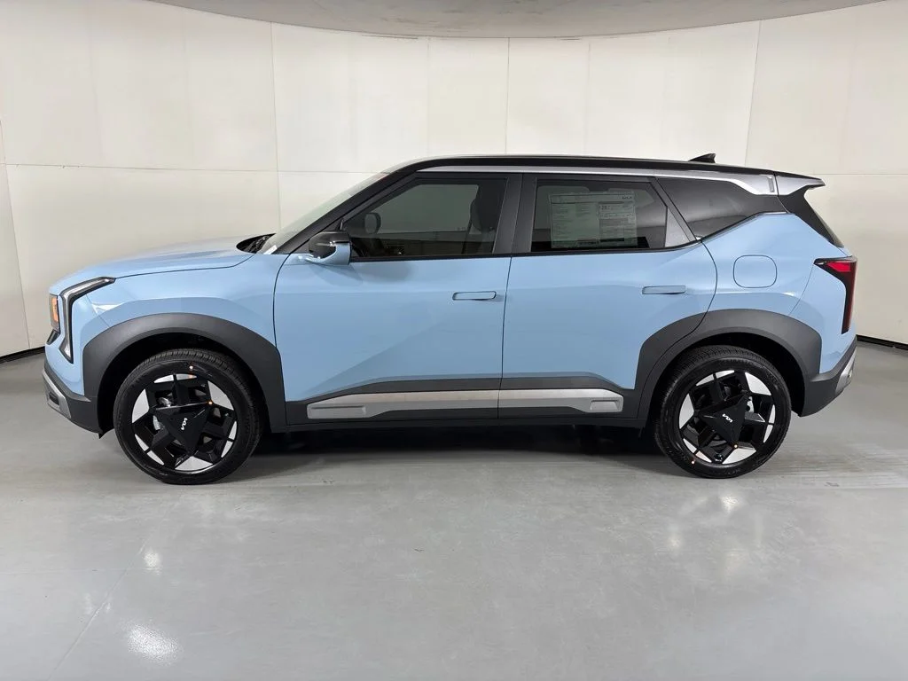 New 2027 Frost Blue / Black Roof Kia S image 5
