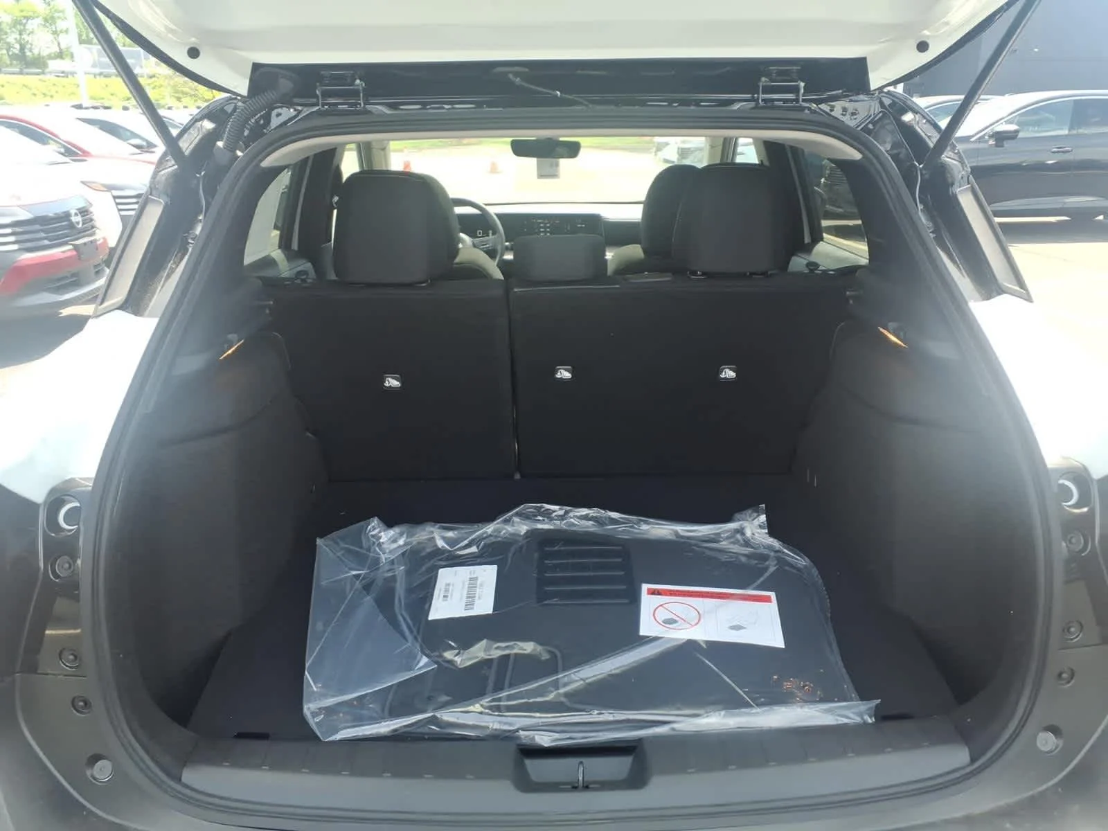 New 2026 Aspen White Tricoat/Super Black Nissan SV image 9
