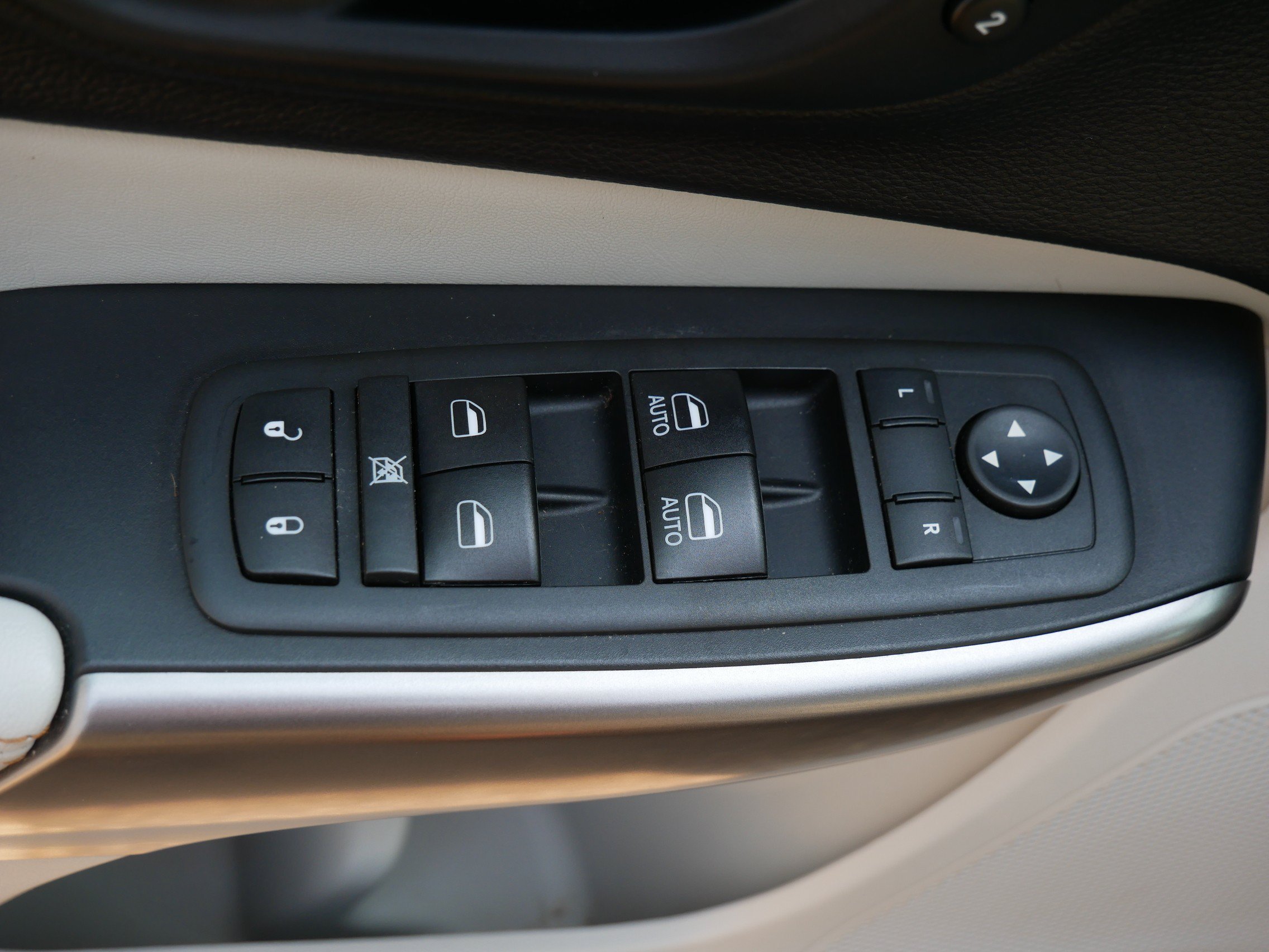 Used 2020 Diamond Black Crystal Pearlcoat Jeep Limited image 18