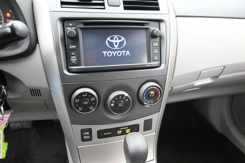 Used 2013 White Toyota LE image 19