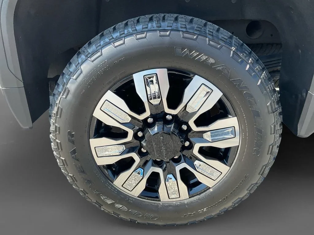 Used 2025 White Frost Tricoat GMC Denali image 8