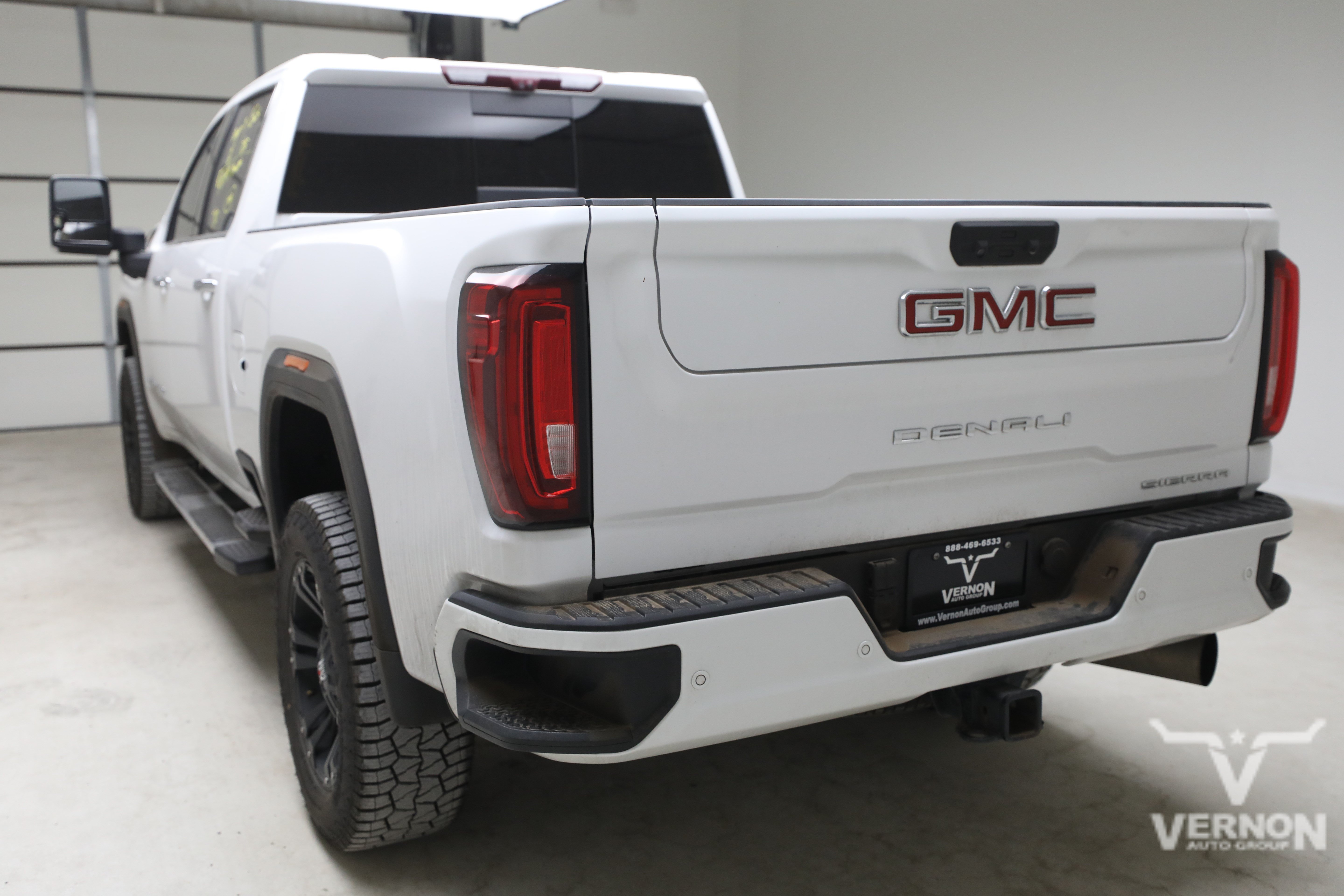 Used 2020 White Frost Tricoat GMC Y image 2