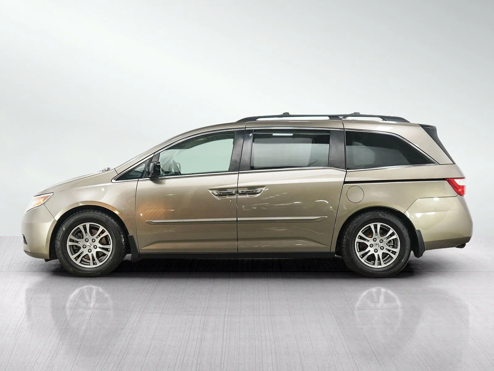 Used 2013  Honda FWD image 2