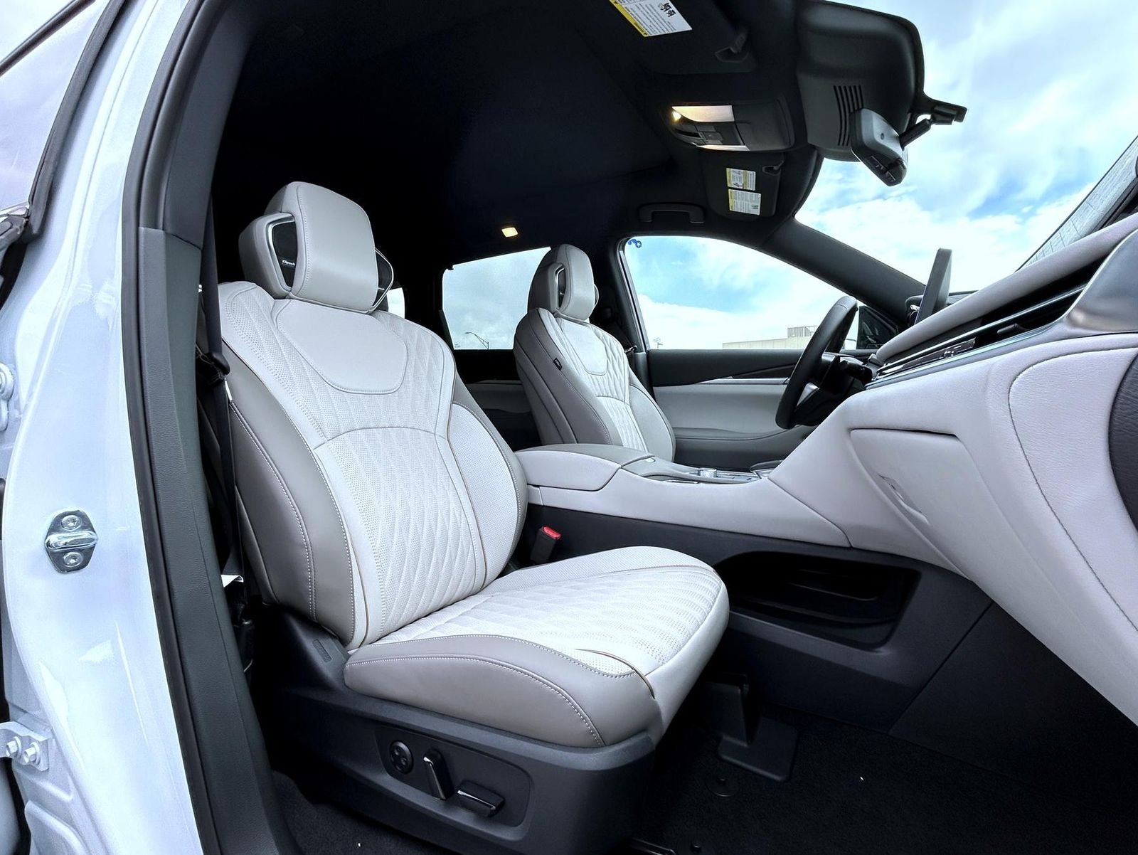 New 2027 2T RAD WHT INFINITI Autograph AWD image 15