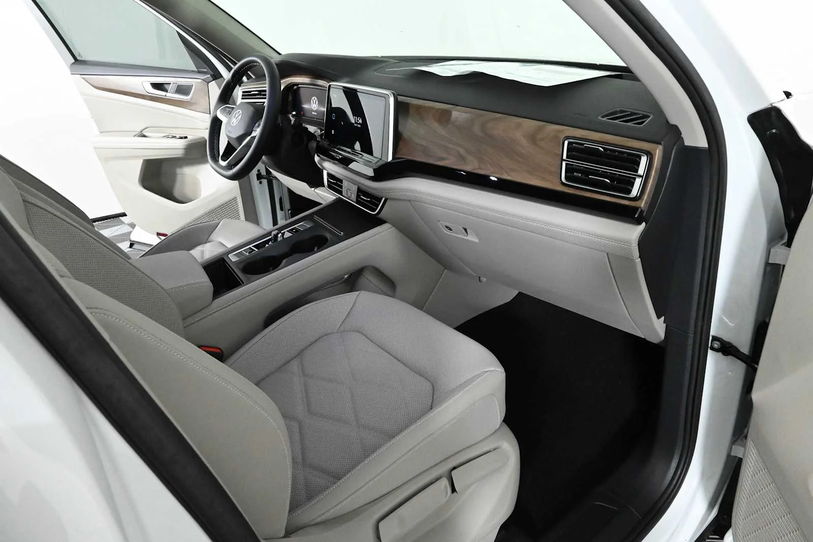 New 2026 Opal White Pearl Volkswagen 2.0T SE image 10