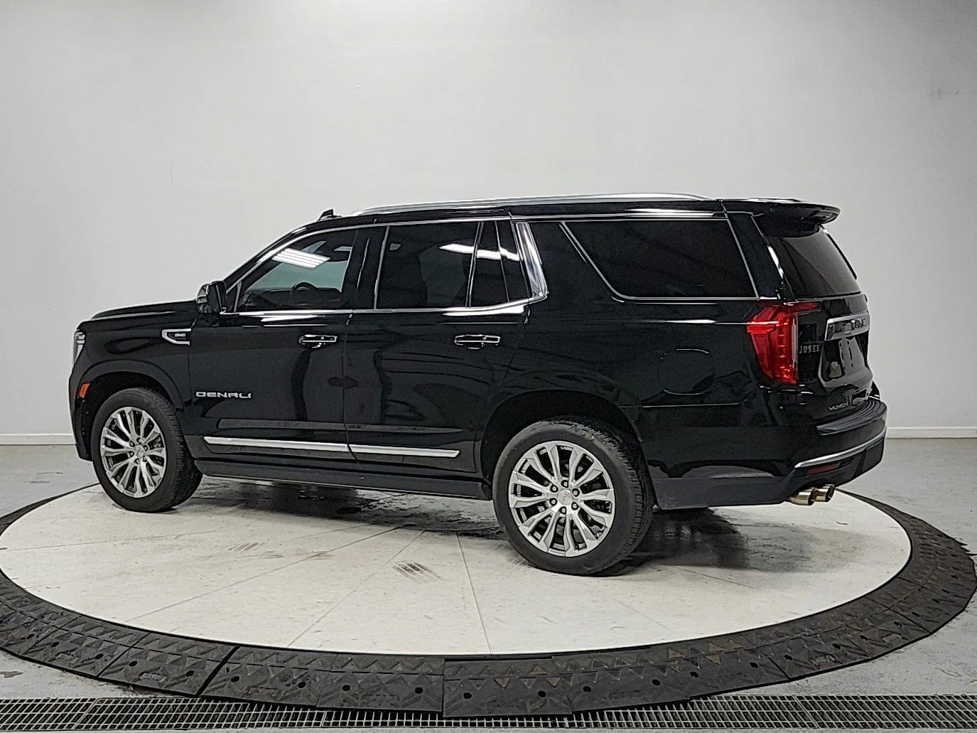 Used 2022 Black GMC Denali image 5