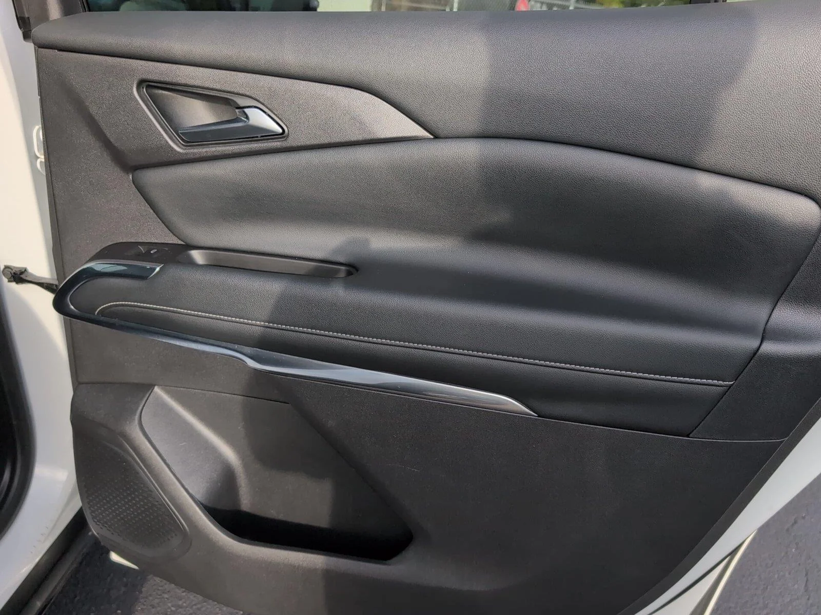 Used 2024 Downpour Metallic GMC SLE image 36