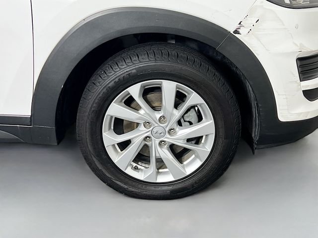 Used 2020 White Hyundai SE image 33