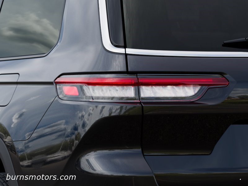 New 2026 Diamond Black Crystal Pearl-Coat Exterior Paint Jeep Laredo image 9