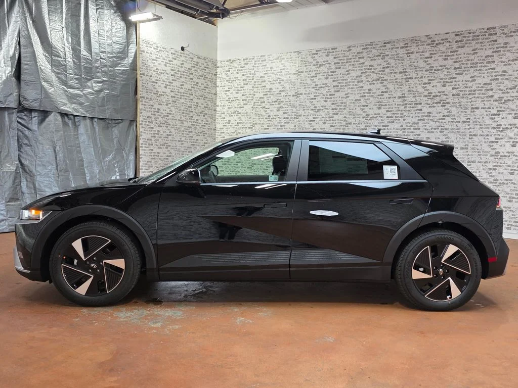 New 2026 Abyss Black Hyundai SEL image 4