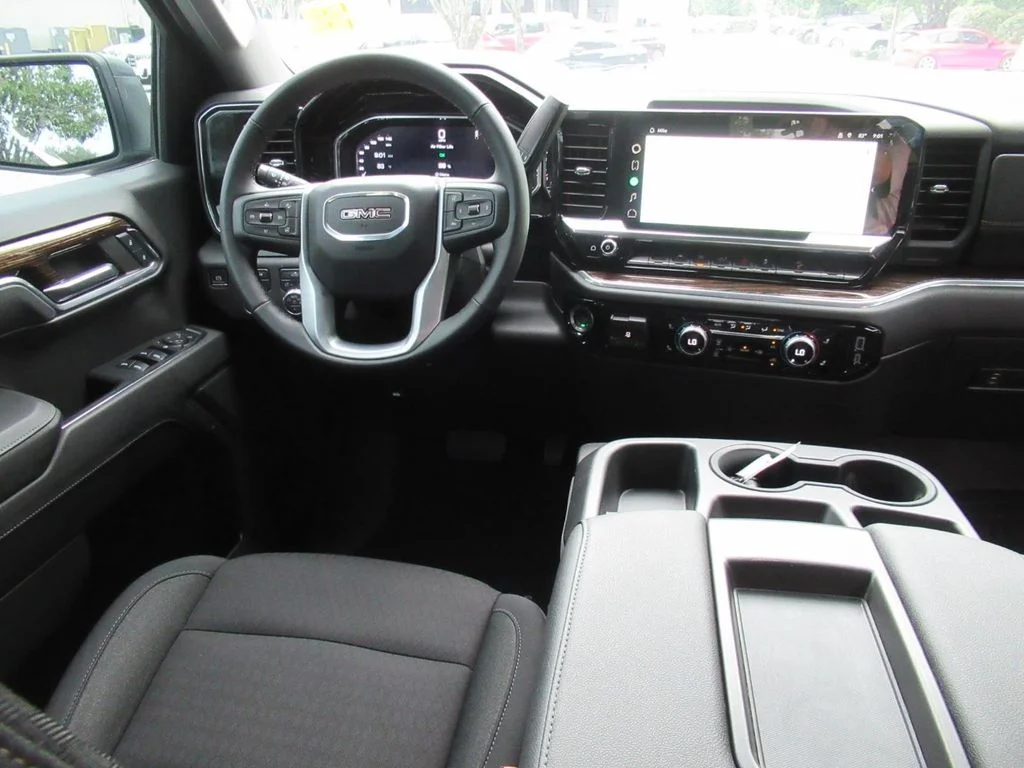 Used 2024 White GMC Elevation image 12