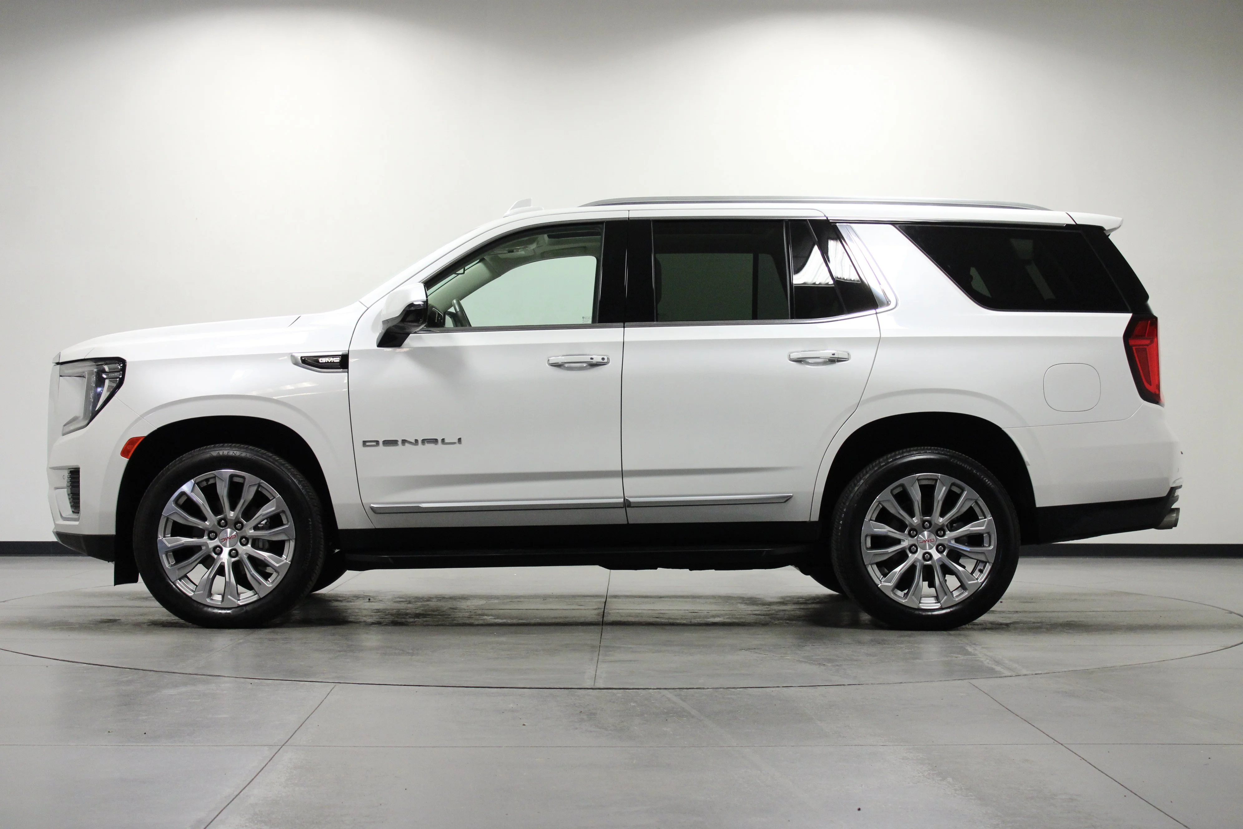 Used 2024 White Frost Tricoat GMC Denali image 7