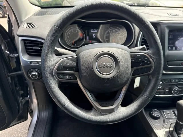 Used 2019 Billet Silver Metallic Clearcoat Jeep Latitude image 18