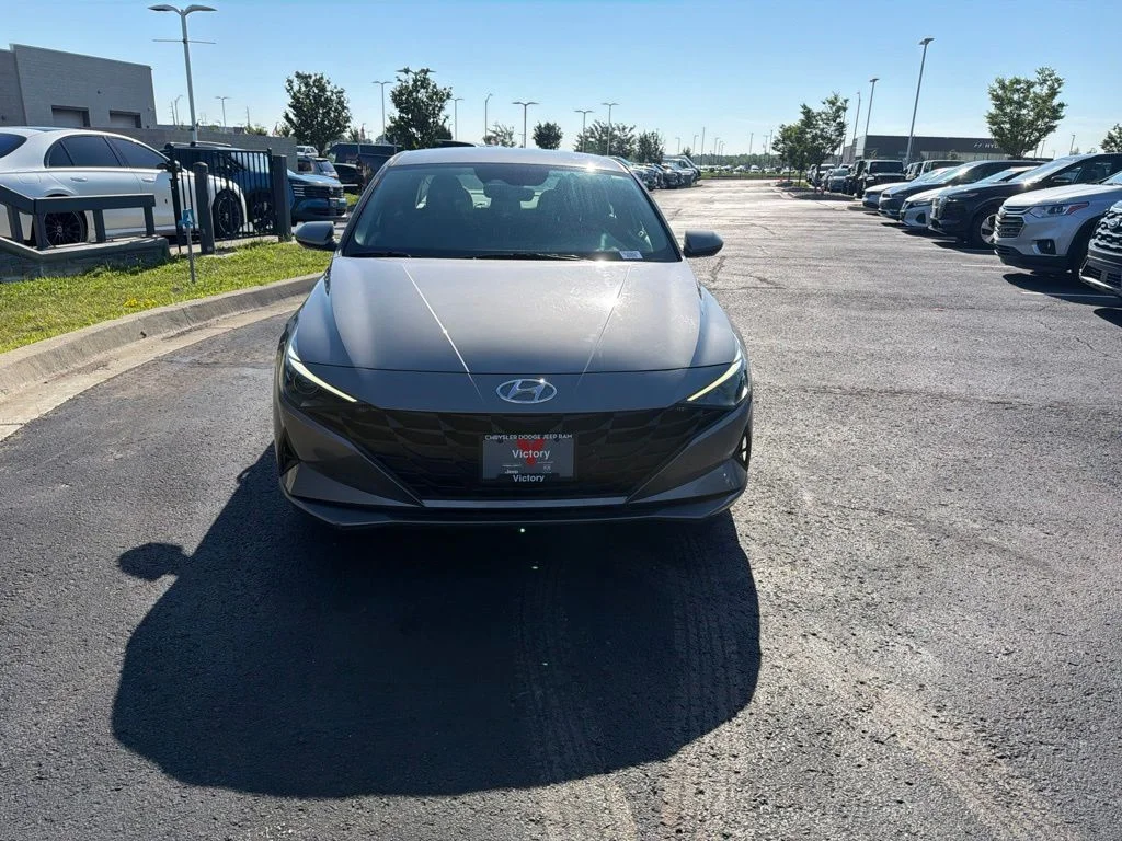 Used 2022 Silver Hyundai SEL image 2