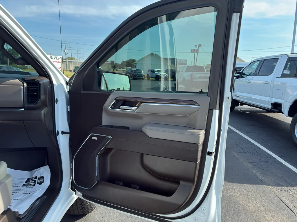 Used 2025 Summit White Chevrolet LT Trail Boss image 16