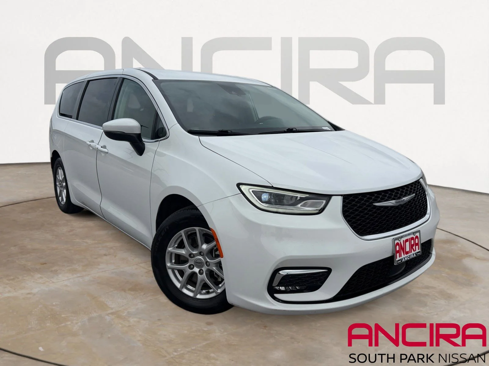 2023 Chrysler Pacifica Touring L's photo