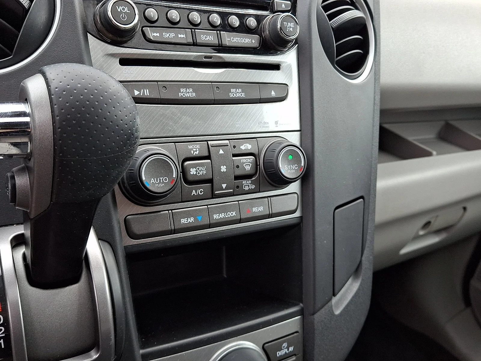 Used 2015 Modern Steel Metallic Honda SE image 17