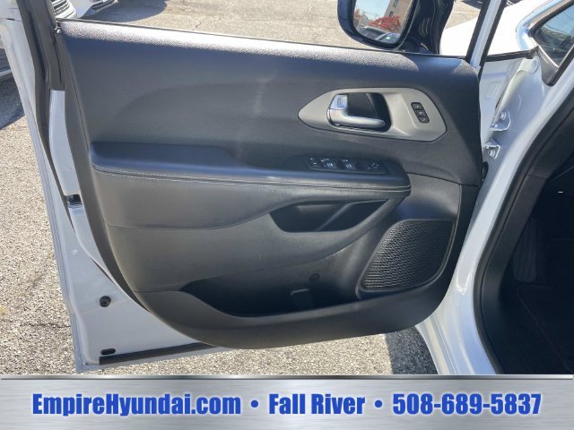 2025 Chrysler Pacifica Select - Photo 16