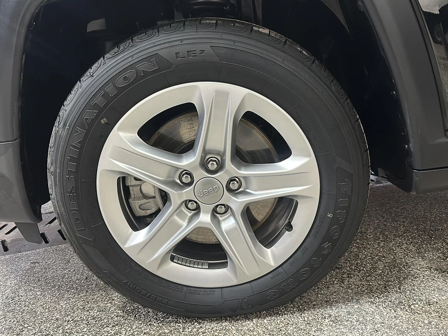 Used 2023 Diamond Black Crystal Pearlcoat Jeep Latitude image 9