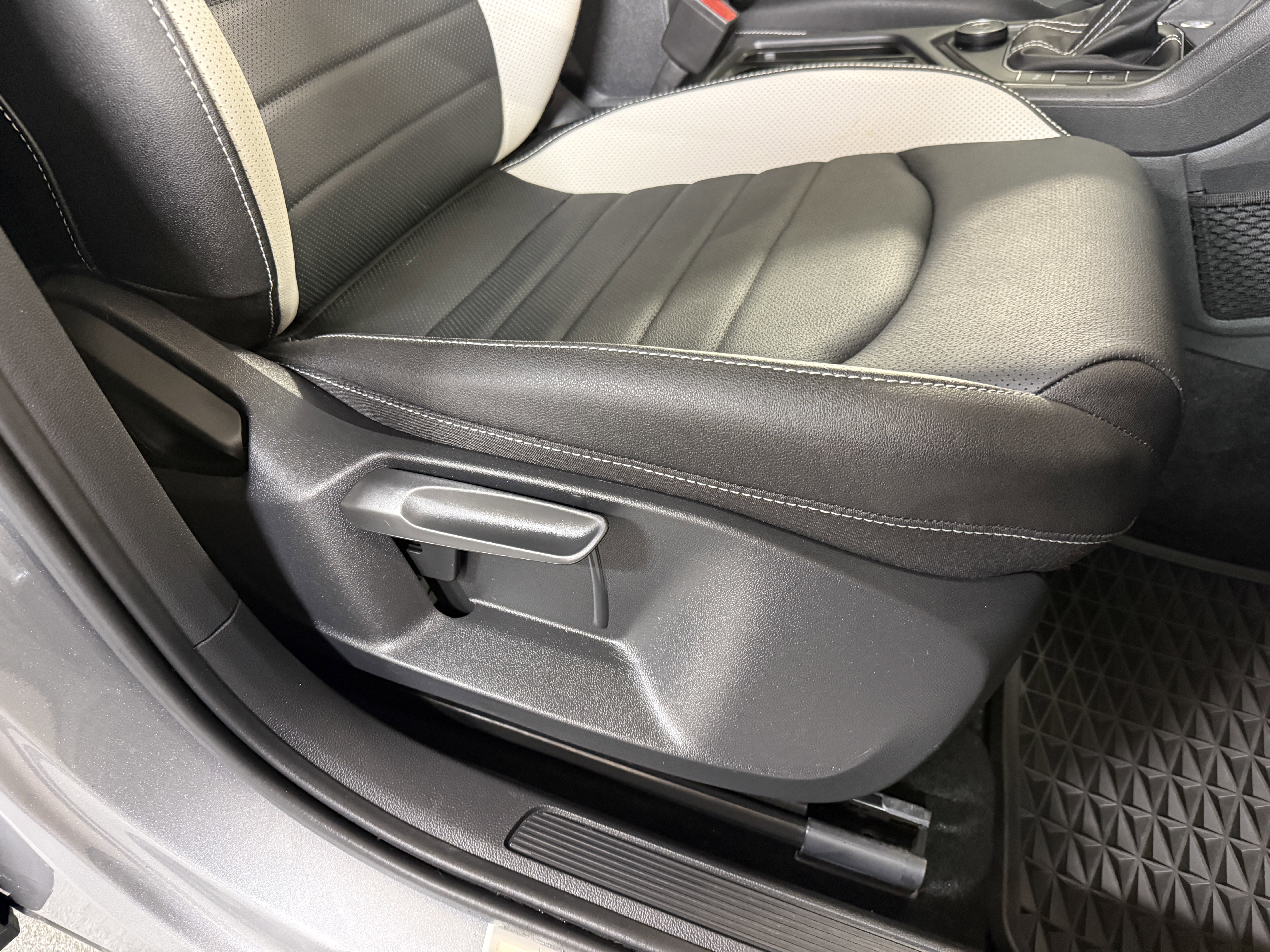 2025 Volkswagen Taos SEL - Photo 22
