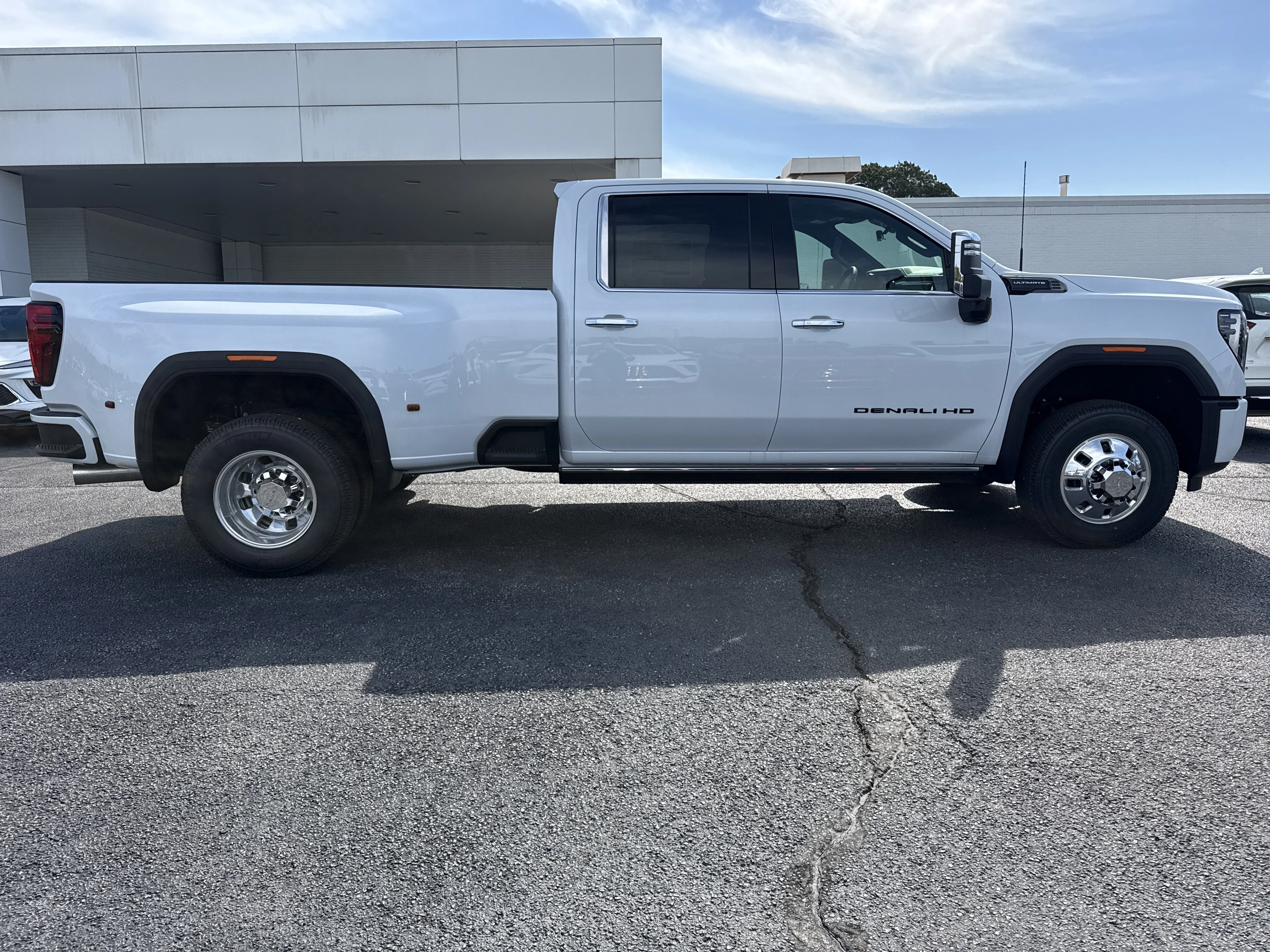 New 2026 Glacier White Tricoat GMC Denali Ultimate 4WD image 2