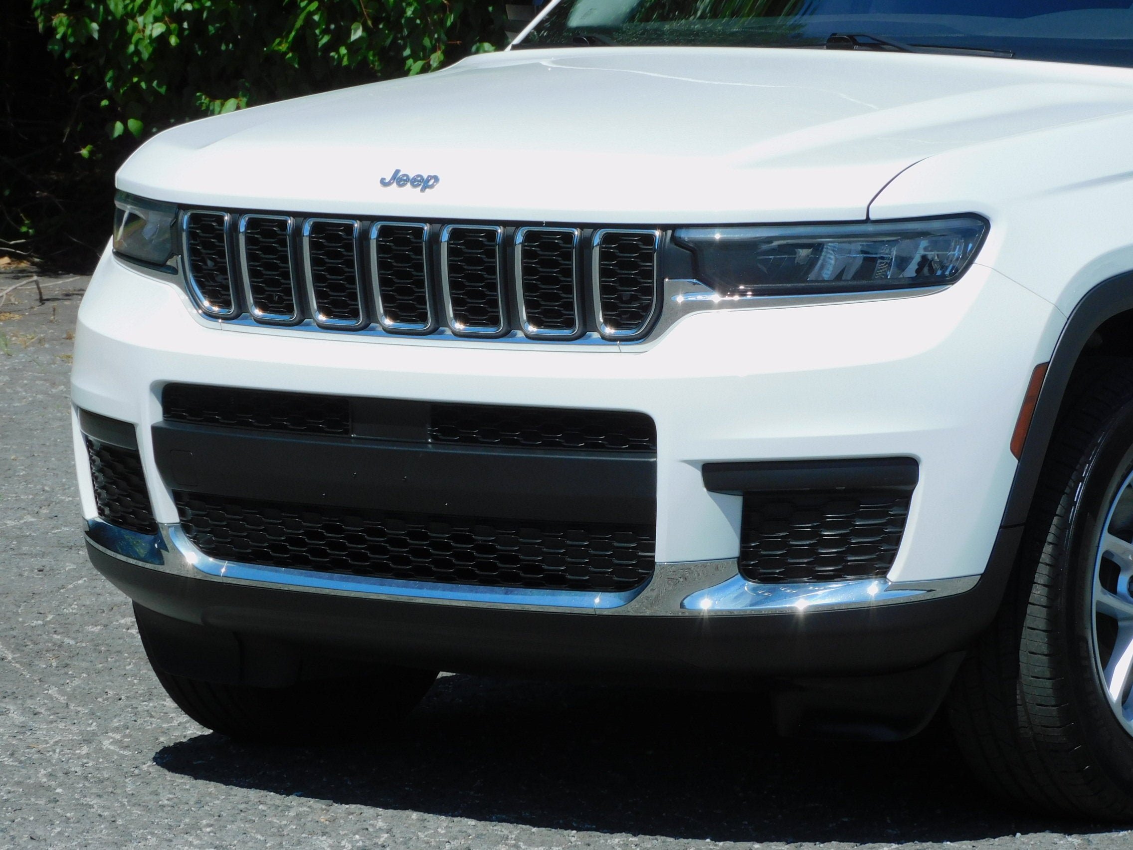 Used 2023 Bright White Clearcoat Jeep Laredo image 39