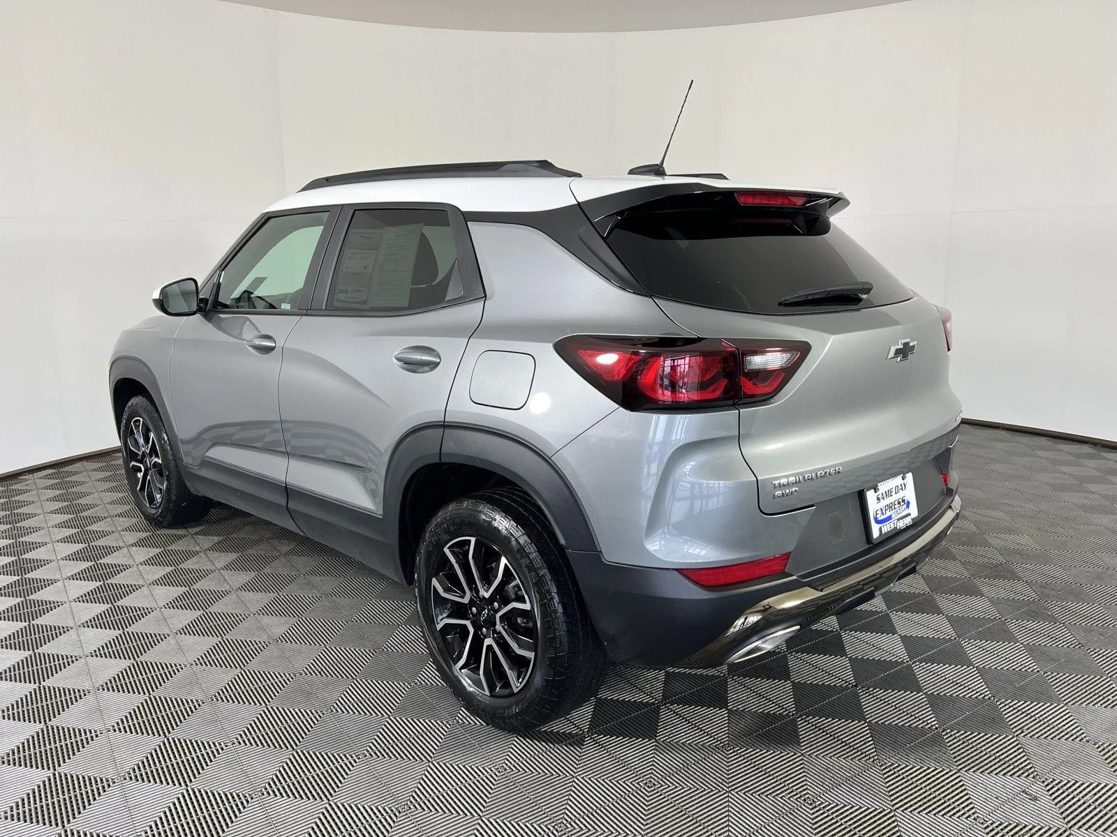 Used 2025 Sterling Gray Metallic Chevrolet ACTIV image 5