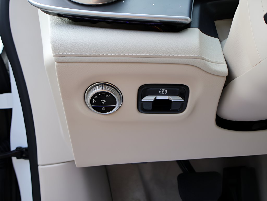 Used 2023 MANUFAKTUR Diamond White Metallic Mercedes-Benz 450 image 36