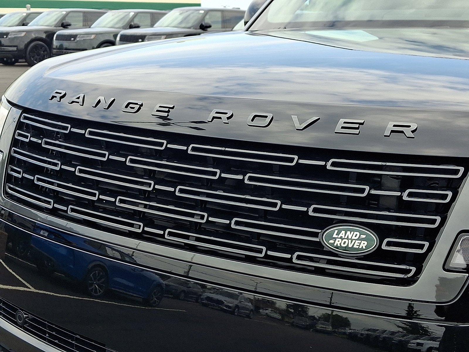 New 2027 Santorini Black Land Rover SE image 17